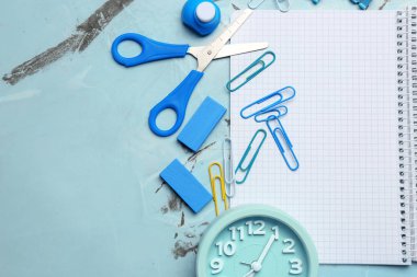 Açık defter ile okul kırtasiye ve açık renkli çalar saat