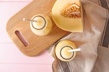 Şişe lezzetli kavun yüzlü tablo ile