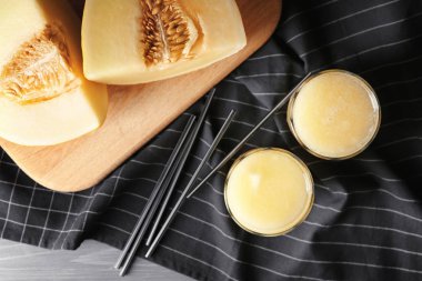 Güler yüzlü lezzetli ve kavun tablo ile gözlük