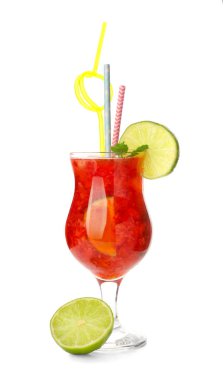 Beyaz arka plan üzerinde taze çilek Mojito cam