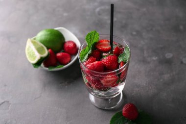 Gri tablo taze çilek Mojito cam