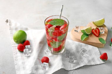 Masada bir bardak taze çilekli mojito.