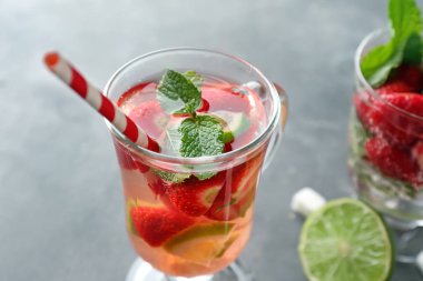 Gri tablo taze çilek Mojito cam