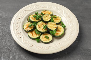 Plaka gri masada lezzetli kızarmış kabak ile