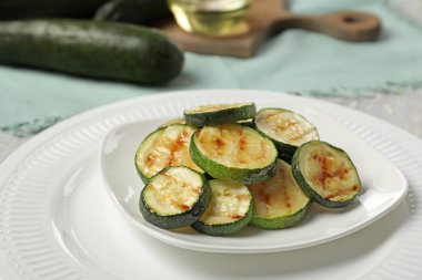 Tablo, closeup lezzetli kızarmış kabak ile plaka