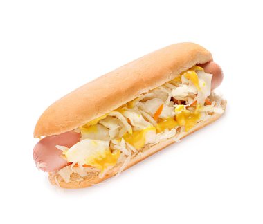 Beyaz arka plan üzerinde lahana turşusu ile lezzetli sosisli sandviç