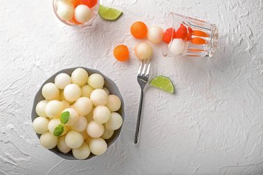 Plaka ve gözlük ile masa lambası lezzetli kavun topları