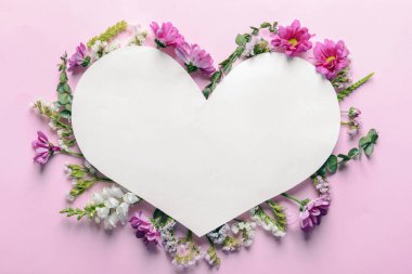 Kağıt rengi zemin üzerine güzel çiçekler ile kalp şeklinde