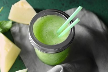 Taze kavun yüzlü masada kavanoz