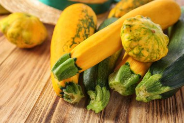 Ahşap masa, closeup üzerinde taze kabakları