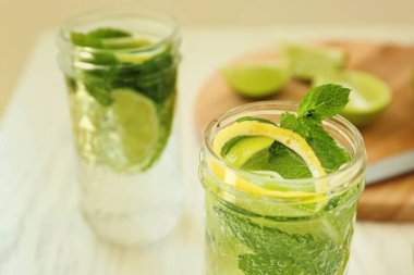 Masa lambası, closeup üzerinde taze mojito kavanoz