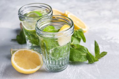 Işık tablosu üzerinde taze mojito kavanoz