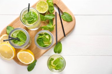 Ahşap tahta üzerinde taze mojito kavanoz