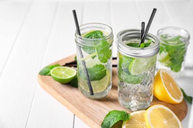 Ahşap tahta üzerinde taze mojito kavanoz