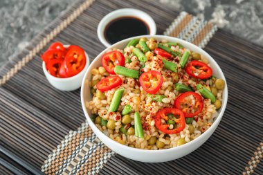 Lezzetli haşlanmış pirinç ve sebze tablo ile kase