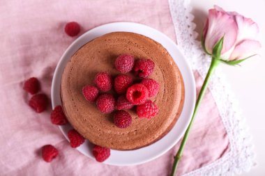 Lezzetli çikolatalı krep ve ahududu masada yığını ile plaka