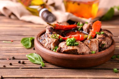 Ahşap masa üzerinde lezzetli şiş kebap ile kase