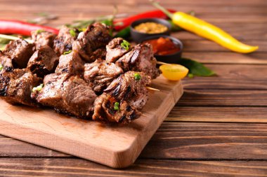 Kurul üzerinde ahşap masa, closeup lezzetli şiş kebap ile