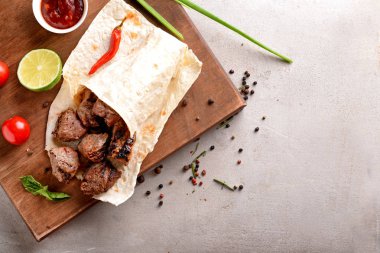 Gemide lezzetli şiş kebap ile silindir mini değirmenler