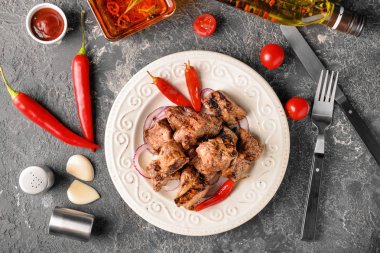 Plaka lezzetli şiş kebap ve grunge masada sos ile