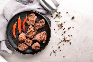 Beyaz masada lezzetli şiş kebap ile kızartma tavası