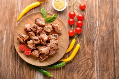 Lezzetli şiş kebap ve ahşap masa sebze ile plaka