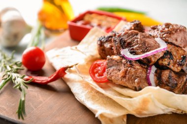 Gözleme, closeup üzerinde lezzetli şiş kebap