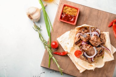 Kurulu lezzetli şiş kebap ve masa lambası sosu ile