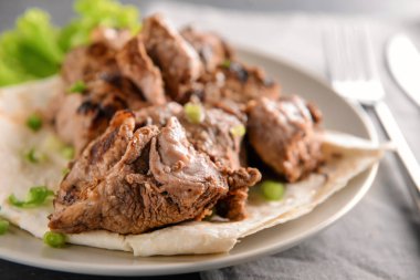 Lezzetli şiş kebap masada, closeup ile plaka