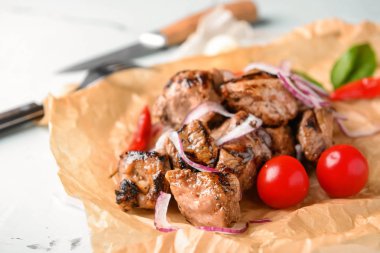 Parşömen kağıtları, portre üzerinde lezzetli şiş kebap