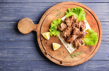 Kurulu ile lezzetli şiş kebap ahşap tablo