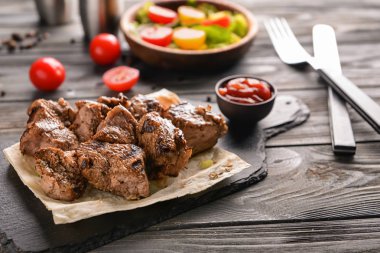 Ahşap masa üzerinde lezzetli şiş kebap ile kayrak Yönetim Kurulu