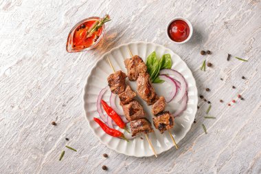 Plaka lezzetli şiş kebap ve ahşap masa lambası sosu ile