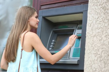 Kadın kredi kartı para açık havada ekleme