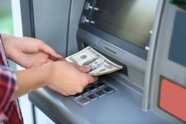 Bir para çekme makinesi, closeup gelen para toplamak kadın