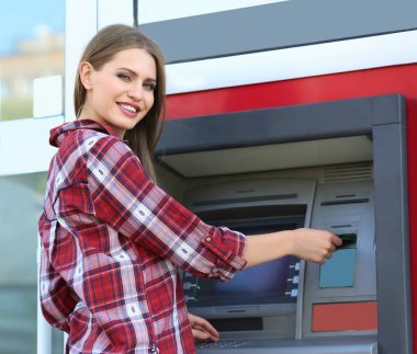 Kadın kredi kartı para açık havada ekleme