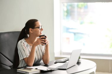 Genç iş kadını ofiste işyerinde kahve içme