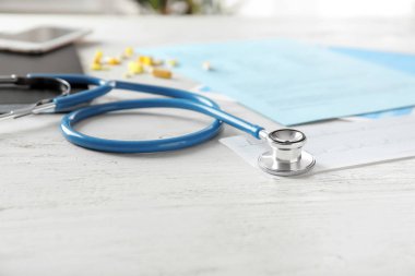 Beyaz ahşap masa üzerinde sağlık stetoskop