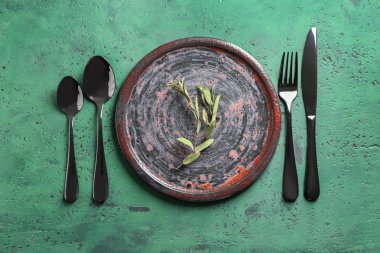 Plaka renk arka plan üzerinde çatal ile