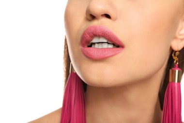 Beyaz arka plan, closeup pembe ruj olan güzel kadın