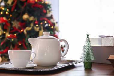 Bardak, Çaydanlık sıcak içecek ve masada Noel dekor