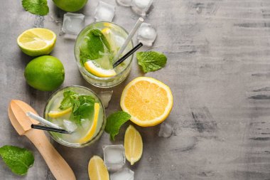 Gri tablo taze mojito ile kompozisyon