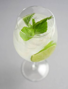 Işık arka plan üzerinde taze Mojito cam