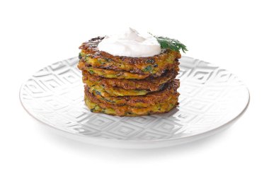 Kabak krep ve sos üzerine beyaz izole yığını ile plaka