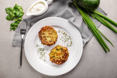 Plaka kabak krep ve gri masada sos ile