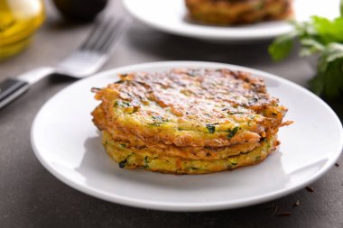 Kabak plakalı gri masada krep