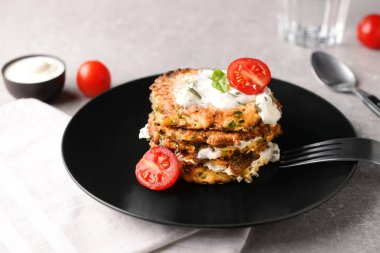 Plaka kabak krep ve masa lambası sosu ile