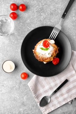 Plaka kabak krep ve masa lambası sosu ile