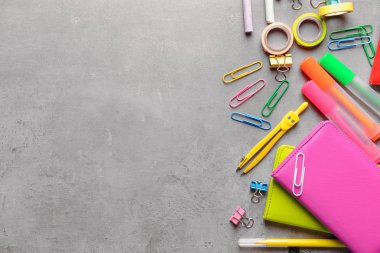Gri arkaplanda okul kırtasiyesi seti
