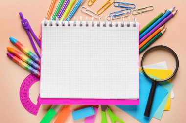 Işık arka plan üzerinde okul kırtasiye seti